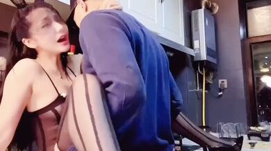 爱丝袜的Vivian姐_黑丝情趣内衣厨房内的激情做爱的。